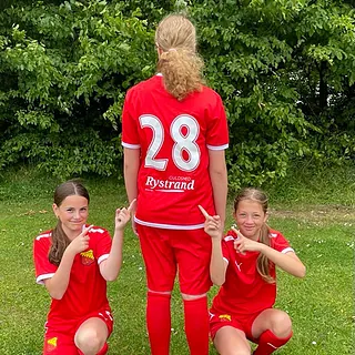 Guldsmed Rystrand er sponsor for Solrød FC U14 piger